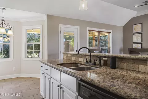 Kitchen - 156 E Clearview Dr, Madison, MS 39110 photo 2 of 4