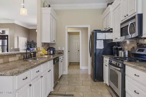 Kitchen - 156 E Clearview Dr, Madison, MS 39110 photo 1 of 4