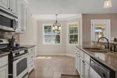 Kitchen - 156 E Clearview Dr, Madison, MS 39110 photo 3 of 4