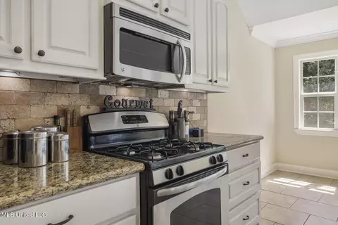 Kitchen - 156 E Clearview Dr, Madison, MS 39110 photo 4 of 4