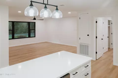 310 Hillandale Ave, Ocean Springs, MS 39564