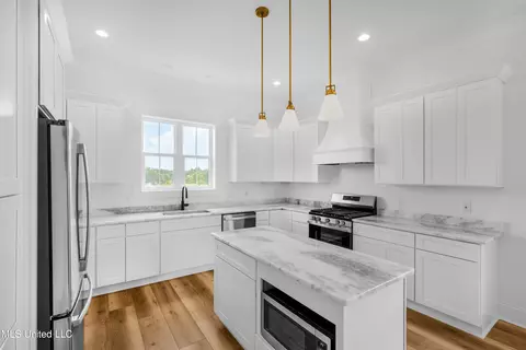 Kitchen - 129 Markham Dr, Long Beach, MS 39560 photo 2 of 2