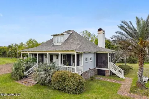 400 Merritt St, Waveland, MS 39576