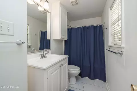 Bath - 4151 Navajo Rd, Jackson, MS 39211 photo 3 of 5