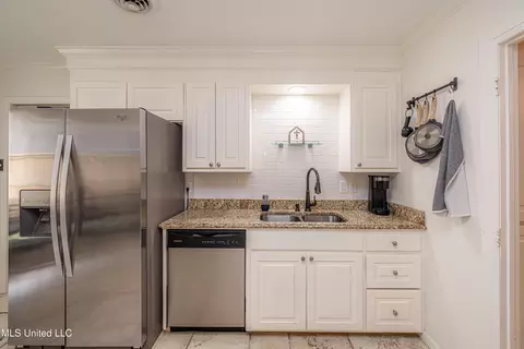Kitchen - 4151 Navajo Rd, Jackson, MS 39211 photo 3 of 6
