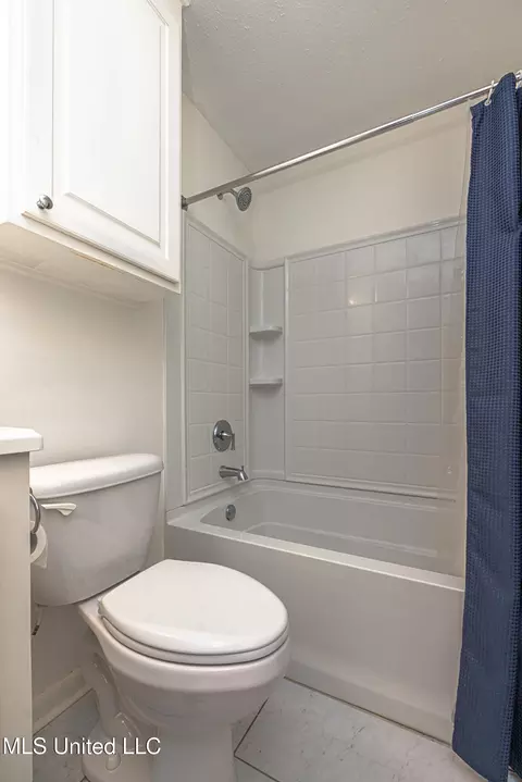 Bath - 4151 Navajo Rd, Jackson, MS 39211 photo 5 of 5