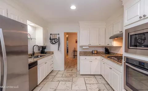 Kitchen - 4151 Navajo Rd, Jackson, MS 39211 photo 4 of 6