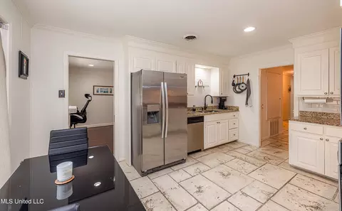 Kitchen - 4151 Navajo Rd, Jackson, MS 39211 photo 5 of 6