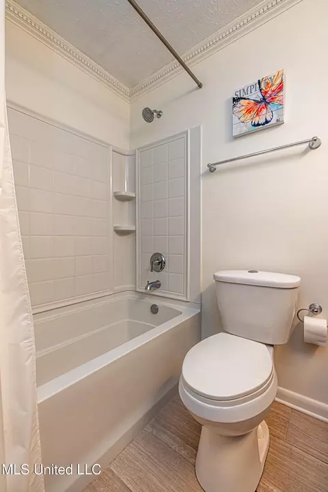 Bath - 4151 Navajo Rd, Jackson, MS 39211 photo 2 of 5