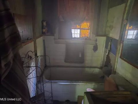 Bath - 207 Huron St, Jackson, MS 39203 photo 1 of 3