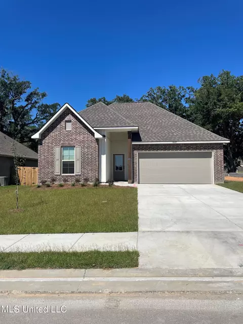 18105 Lakeshore Dr, Gulfport, MS 39503