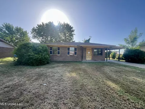 1717 W Juanita Cir, Cleveland, MS 38732