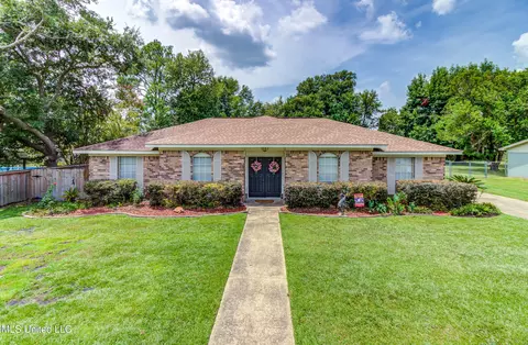 1301 Cornwall Dr, Ocean Springs, MS 39564