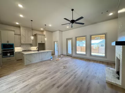 Living - 915 Brunswick Ct, Flowood, MS 39232 photo 1 of 4