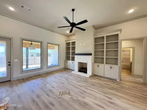 Living - 915 Brunswick Ct, Flowood, MS 39232 photo 2 of 4