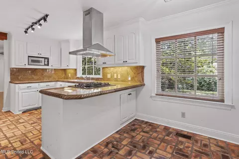 Kitchen - 1341 E Northside Dr, Jackson, MS 39211 photo 4 of 5