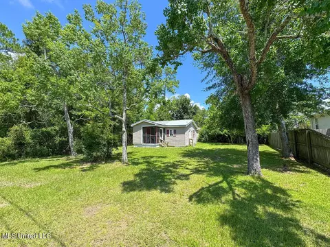 210 Gulfside St, Waveland, MS 39576
