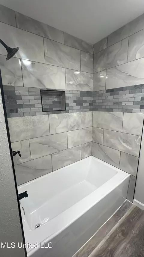 Bath - 4108 Wembley Ave, Moss Point, MS 39563 photo 4 of 5