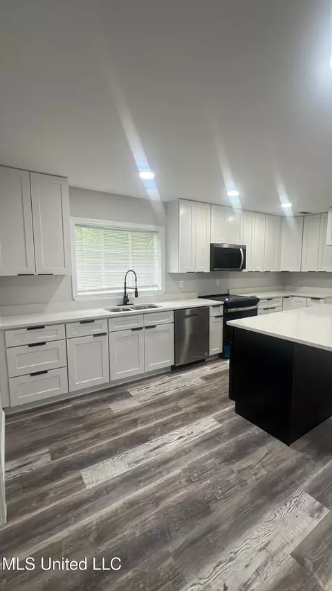 Kitchen - 4108 Wembley Ave, Moss Point, MS 39563 photo 2 of 3