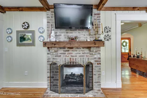 Living - 3678 Cavalier Dr, Jackson, MS 39216 photo 4 of 8