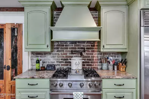 Kitchen - 3678 Cavalier Dr, Jackson, MS 39216 photo 4 of 10