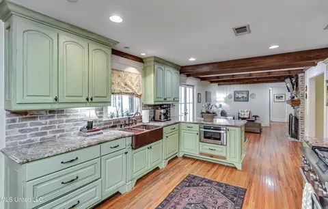 Kitchen - 3678 Cavalier Dr, Jackson, MS 39216 photo 2 of 10