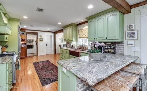 Kitchen - 3678 Cavalier Dr, Jackson, MS 39216 photo 6 of 10