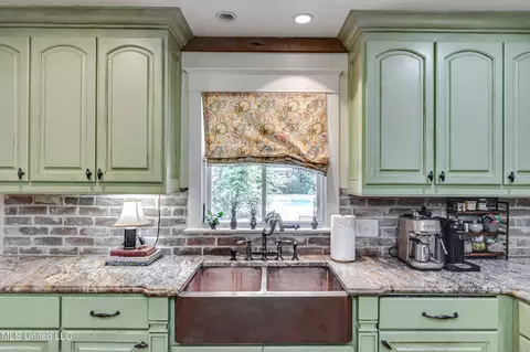 Kitchen - 3678 Cavalier Dr, Jackson, MS 39216 photo 5 of 10