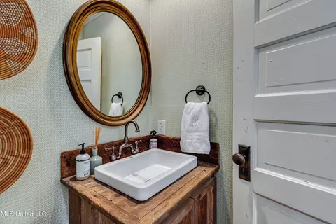 Bath - 3678 Cavalier Dr, Jackson, MS 39216 photo 1 of 9