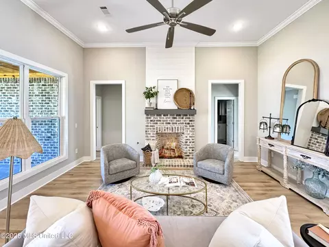Living - 913 Brunswick Ct, Flowood, MS 39232 photo 2 of 4