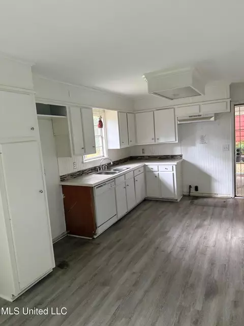 Kitchen - 1945 Camellia Ln, Jackson, MS 39204 photo 1 of 1