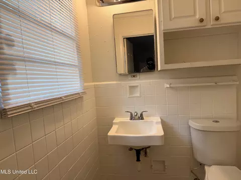 Bath - 1945 Camellia Ln, Jackson, MS 39204 photo 2 of 2