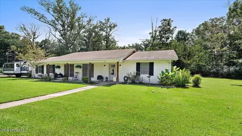 716 Line Dr, Forest, MS 39074