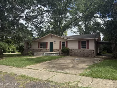 203 E Simpson Ave, Mendenhall, MS 39114
