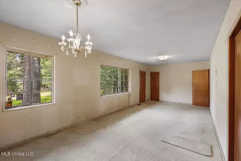Living - 751 Dorgan St, Jackson, MS 39204 photo 2 of 4