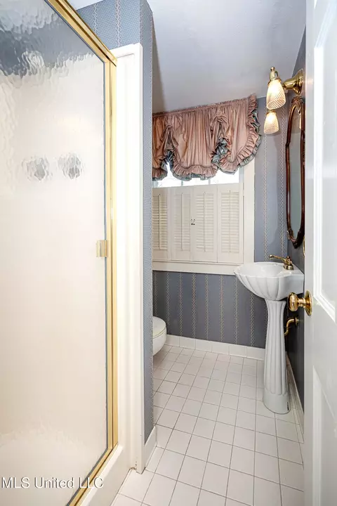 Bath - 4019 Bellview Ave, Moss Point, MS 39563 photo 3 of 6