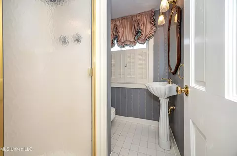 Bath - 4019 Bellview Ave, Moss Point, MS 39563 photo 5 of 6