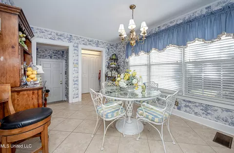 Dining - 4019 Bellview Ave, Moss Point, MS 39563 photo 3 of 5