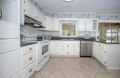 Kitchen - 4019 Bellview Ave, Moss Point, MS 39563 photo 1 of 5
