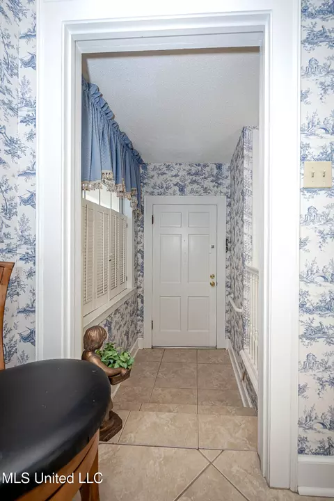 Entry Way - 4019 Bellview Ave, Moss Point, MS 39563 photo 6 of 11