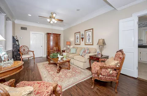 Living - 4019 Bellview Ave, Moss Point, MS 39563 photo 5 of 11