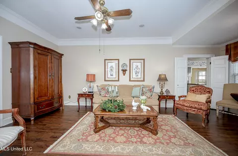 Living - 4019 Bellview Ave, Moss Point, MS 39563 photo 6 of 11
