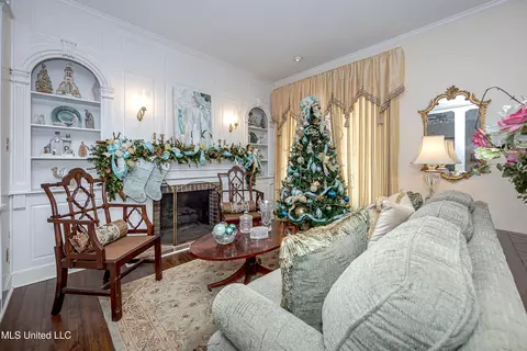 Living - 4019 Bellview Ave, Moss Point, MS 39563 photo 2 of 11