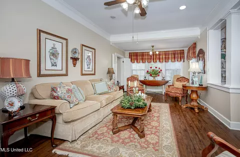 Living - 4019 Bellview Ave, Moss Point, MS 39563 photo 8 of 11