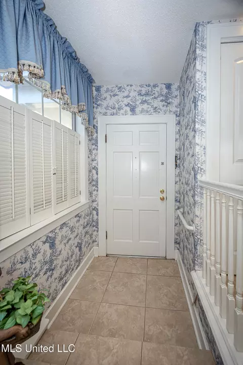 Entry Way - 4019 Bellview Ave, Moss Point, MS 39563 photo 7 of 11