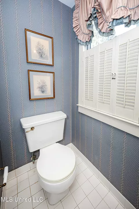 Bath - 4019 Bellview Ave, Moss Point, MS 39563 photo 4 of 6