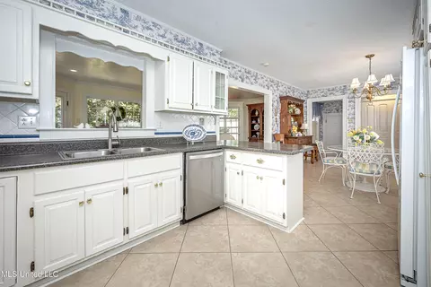 Kitchen - 4019 Bellview Ave, Moss Point, MS 39563 photo 4 of 5