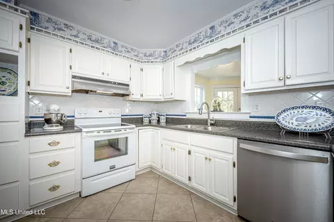 Kitchen - 4019 Bellview Ave, Moss Point, MS 39563 photo 3 of 5