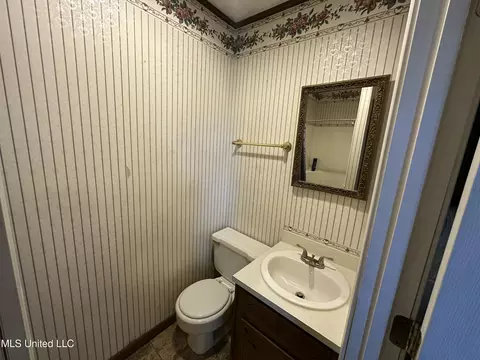 Bath - 40231 Rye Bottom Rd, Aberdeen, MS 39730 photo 1 of 3