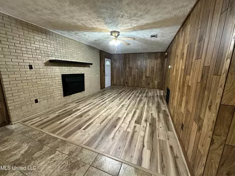 Living - 40231 Rye Bottom Rd, Aberdeen, MS 39730 photo 2 of 3
